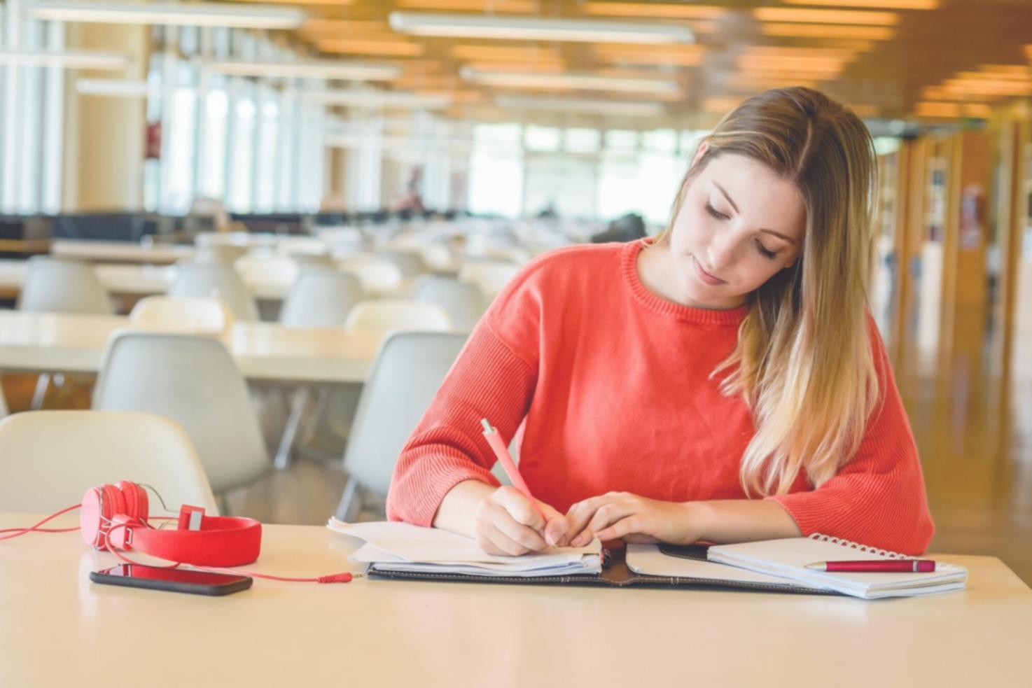 Finanzplanung und Beratungsgespräch in professioneller Umgebung